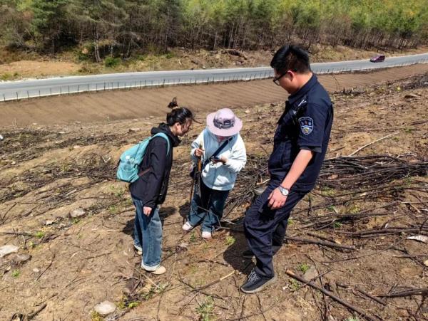 “你相信光吗？不！我相信人民警察”