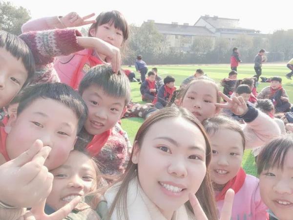 90后女老师“花式”批卷火了!网友:好可爱 90后女老师“花式”批卷火了!网友:好可爱