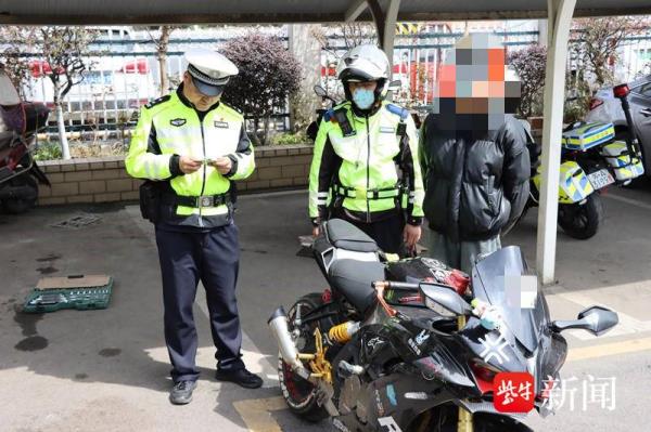 非法改装车辆排气管轰鸣声扰民，警方处罚500元并责令恢复原状