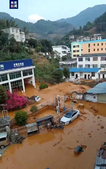 广西那坡县通报引水渠渗水致泥石流：4栋民房倾斜 周边群众紧急撤离