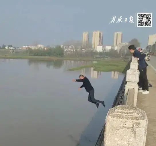 “没考虑后果，只想把人救起来！”63岁大爷讲述跳桥救人细节......