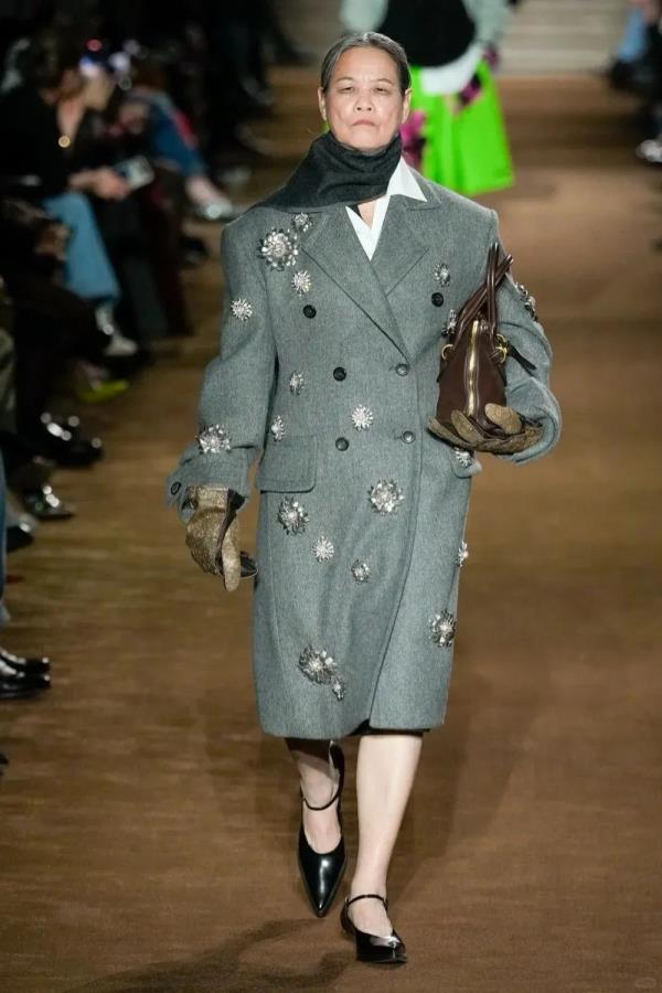 退休医生→时尚博主→国际T台 她简直太酷啦 退休医生→时尚博主→国际T台 她简直太酷啦