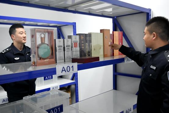 茅台酒失窃之谜：嫌疑人爬 33 层楼“遁形” 民警觅迹追贼