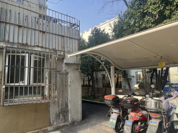 上海部分小区里,这类乱象开始冒头!居民:晚上密密麻麻,看着都害怕 上海部分小区里,这类乱象开始冒头!居民:晚上密密麻麻,看着都害怕