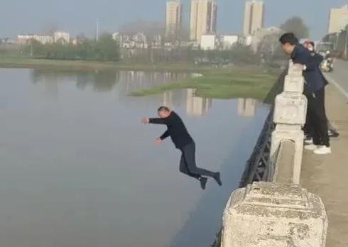 “我会游泳！”63岁孝感大爷纵身一跃，救人！