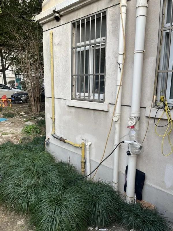 上海部分小区里,这类乱象开始冒头!居民:晚上密密麻麻,看着都害怕 上海部分小区里,这类乱象开始冒头!居民:晚上密密麻麻,看着都害怕