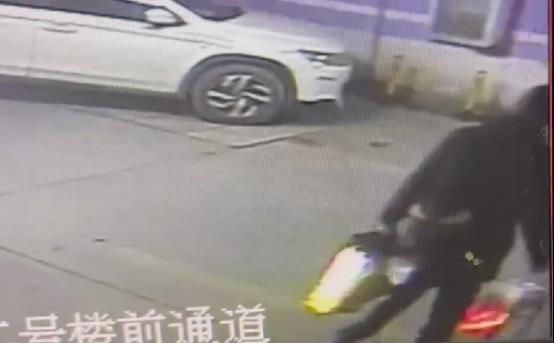 茅台酒失窃之谜：嫌疑人爬 33 层楼“遁形” 民警觅迹追贼