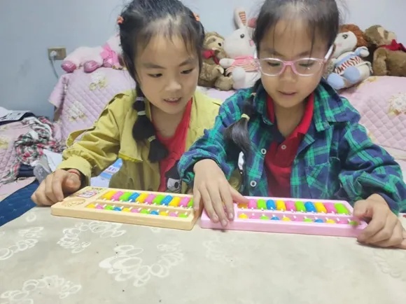 你微笑着向前跑的样子真好看！加油，小雅！