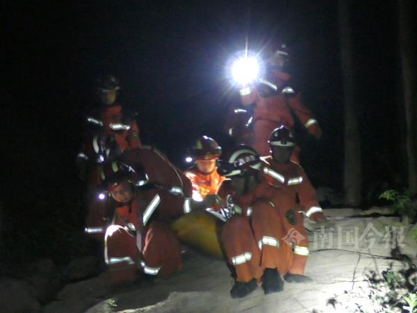 紧急!柳州驴友受伤被困旗山,消防攀岩救援“步步惊心” 紧急!柳州驴友受伤被困旗山,消防攀岩救援“步步惊心”