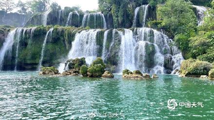 广西德天瀑布景区草木葱茏 气势磅礴