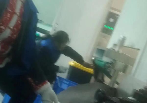 令人作呕！一天洗几万套餐具换一次水