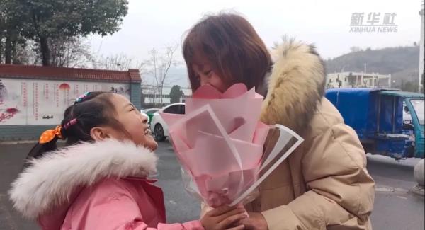 你微笑着向前跑的样子真好看！加油，小雅！