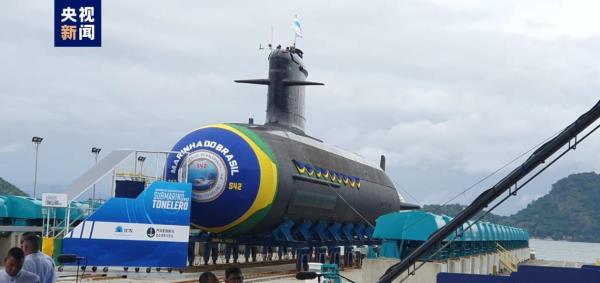 巴西总统与法国总统共同出席新潜艇下水仪式