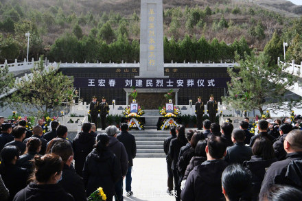 送别蓝天救援队队员王宏春、刘建民烈士 送别蓝天救援队队员王宏春、刘建民烈士