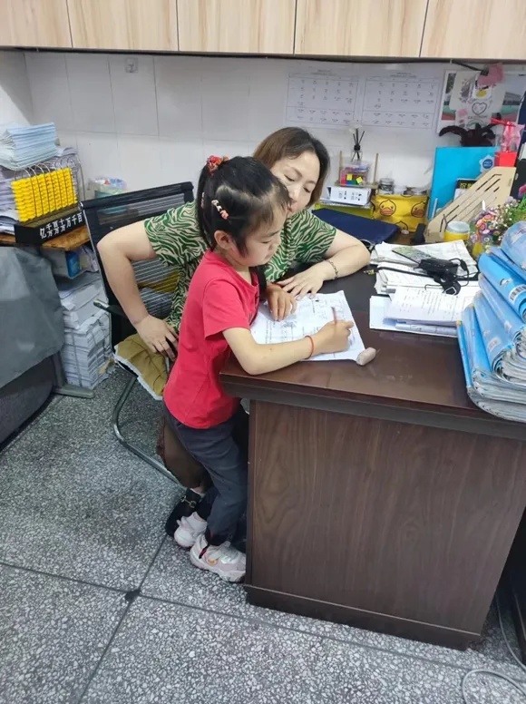 你微笑着向前跑的样子真好看！加油，小雅！