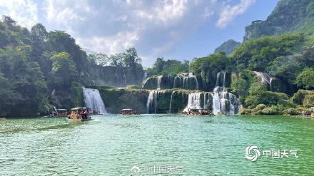 广西德天瀑布景区草木葱茏 气势磅礴