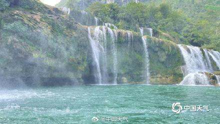 广西德天瀑布景区草木葱茏 气势磅礴