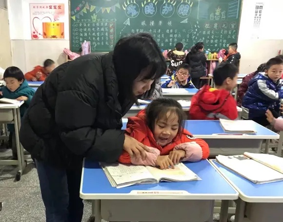 你微笑着向前跑的样子真好看！加油，小雅！