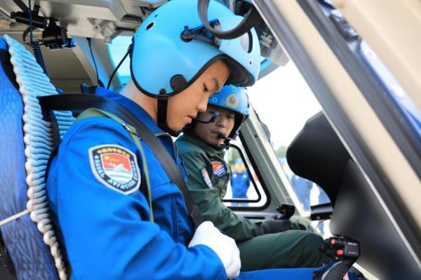 海军航空大学某团：新期班飞行学员顺利完成首次单飞