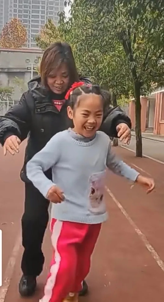 你微笑着向前跑的样子真好看！加油，小雅！