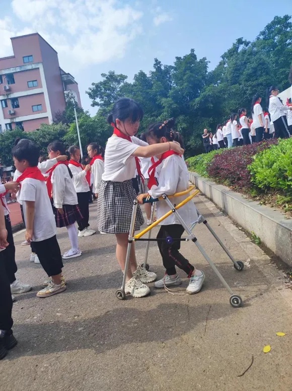 你微笑着向前跑的样子真好看！加油，小雅！