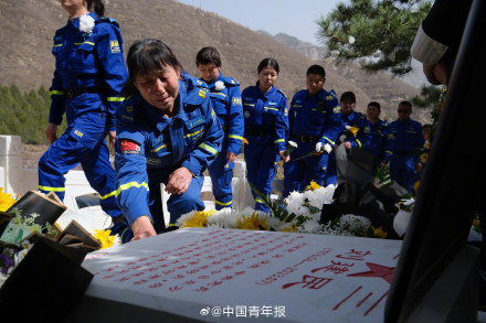 送别蓝天救援队队员王宏春、刘建民烈士 送别蓝天救援队队员王宏春、刘建民烈士