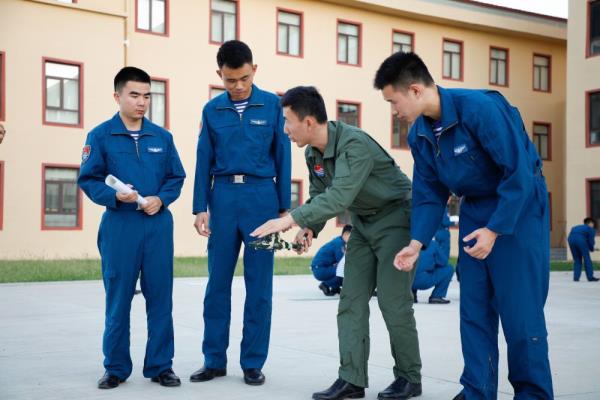 海军航空大学某团：新期班飞行学员顺利完成首次单飞
