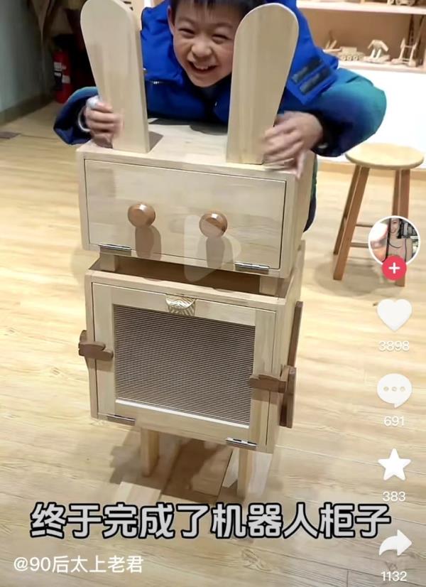 9岁小孩哥4年工龄“老木匠”!网友:上链接,想买 9岁小孩哥4年工龄“老木匠”!网友:上链接,想买