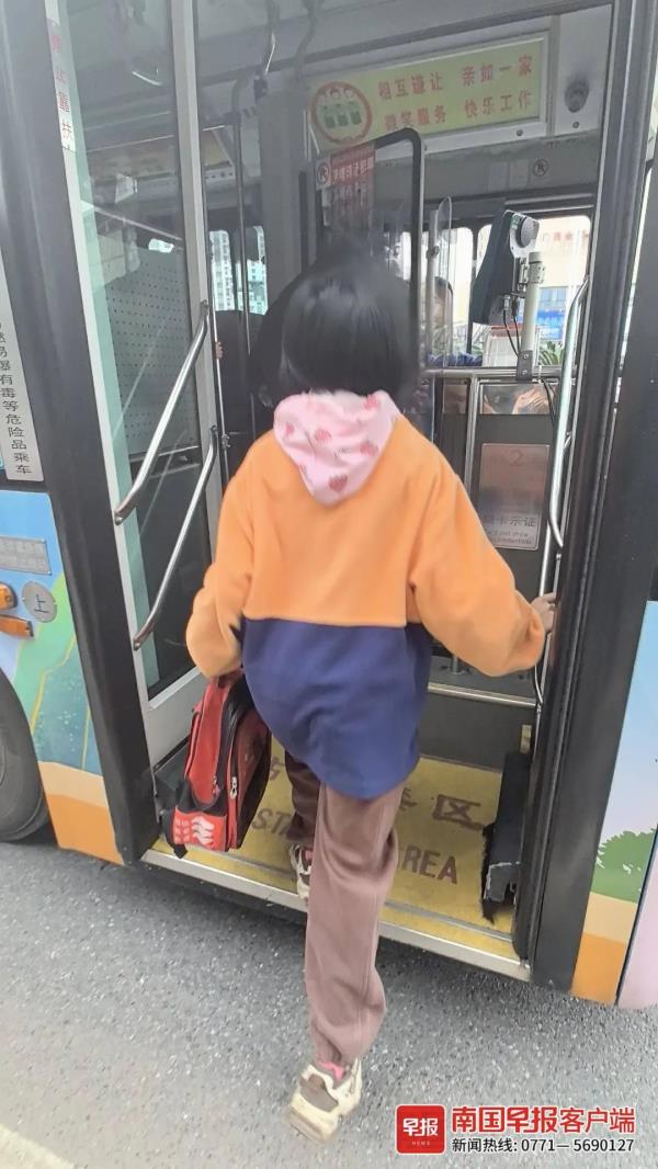 暖心!桂林特殊女孩上学不便,9名公交司机轮流护送近1年 暖心!桂林特殊女孩上学不便,9名公交司机轮流护送近1年