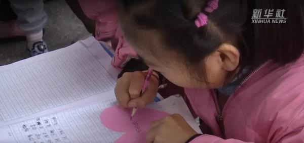 你微笑着向前跑的样子真好看！加油，小雅！