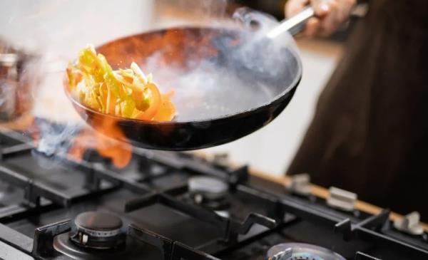免疫力下降、致癌！你炒菜时的这个动作，正在威胁全家健康