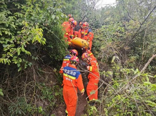 紧急!柳州驴友受伤被困旗山,消防攀岩救援“步步惊心” 紧急!柳州驴友受伤被困旗山,消防攀岩救援“步步惊心”