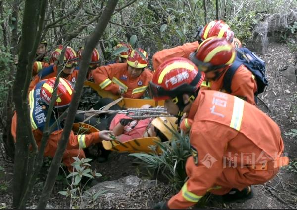 紧急!柳州驴友受伤被困旗山,消防攀岩救援“步步惊心” 紧急!柳州驴友受伤被困旗山,消防攀岩救援“步步惊心”