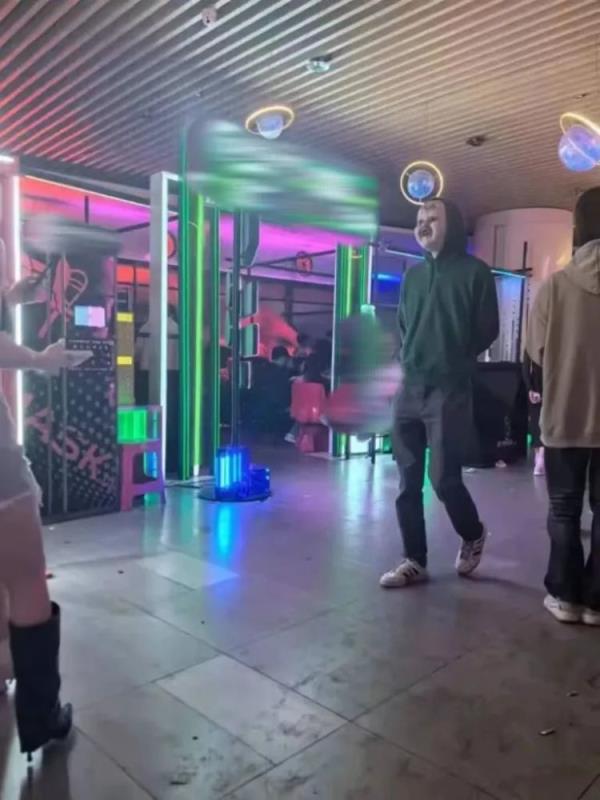为寻求刺激，一男子戴面具拿玩具蛇恐吓路人 警方：已被行政处罚