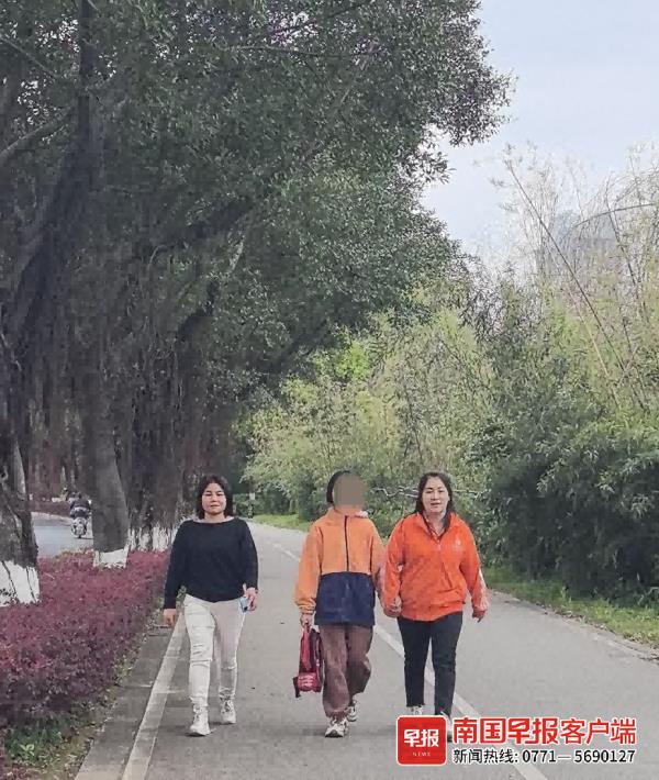 暖心!桂林特殊女孩上学不便,9名公交司机轮流护送近1年 暖心!桂林特殊女孩上学不便,9名公交司机轮流护送近1年