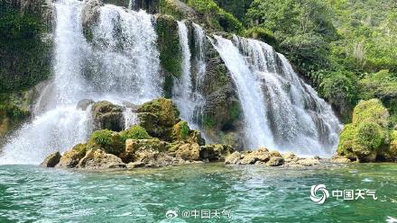 广西德天瀑布景区草木葱茏 气势磅礴