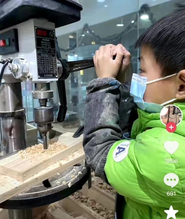 9岁小孩哥4年工龄“老木匠”!网友:上链接,想买 9岁小孩哥4年工龄“老木匠”!网友:上链接,想买