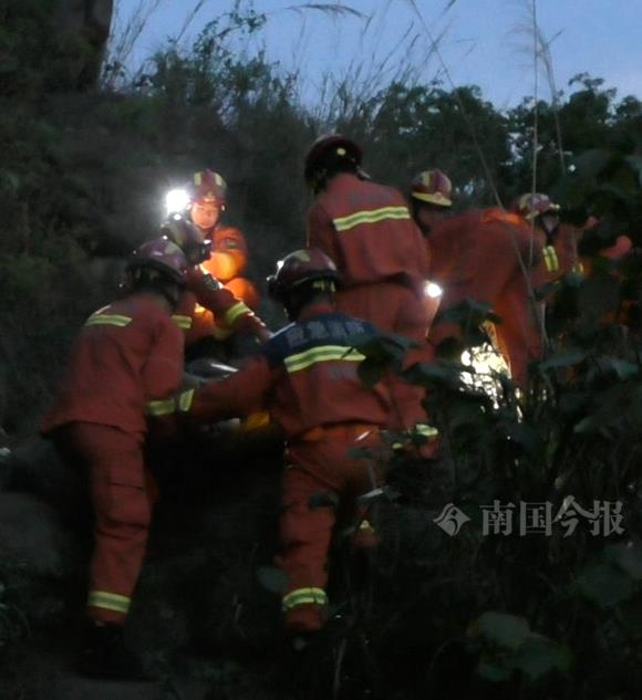 紧急!柳州驴友受伤被困旗山,消防攀岩救援“步步惊心” 紧急!柳州驴友受伤被困旗山,消防攀岩救援“步步惊心”