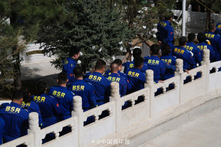 送别蓝天救援队队员王宏春、刘建民烈士 送别蓝天救援队队员王宏春、刘建民烈士