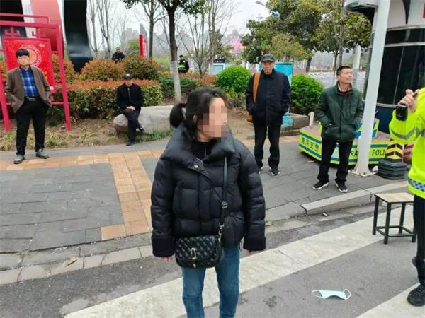 漯河：女子大闹交警执法现场被依法拘留10日！