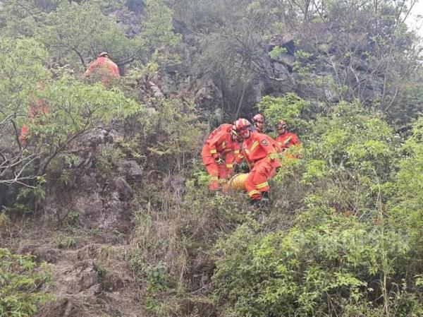 紧急!柳州驴友受伤被困旗山,消防攀岩救援“步步惊心” 紧急!柳州驴友受伤被困旗山,消防攀岩救援“步步惊心”
