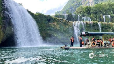 广西德天瀑布景区草木葱茏 气势磅礴