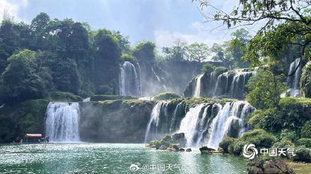 广西德天瀑布景区草木葱茏 气势磅礴