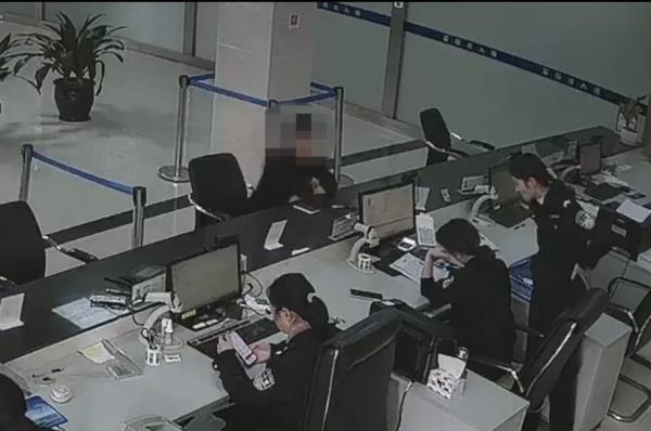 “电脑卡了……”女警机智周旋 协助抓获网逃人员