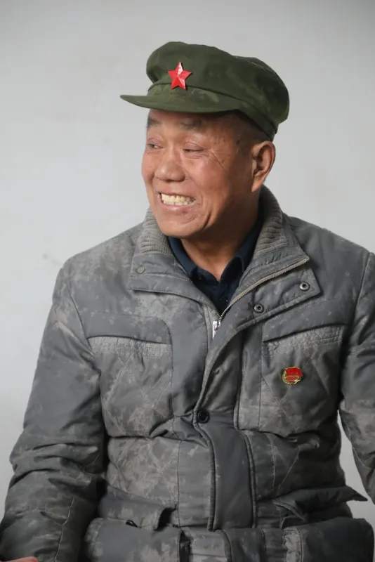 63岁老兵从十多米高处纵身一跃,网友:“这得多大勇气!” 63岁老兵从十多米高处纵身一跃,网友:“这得多大勇气!”