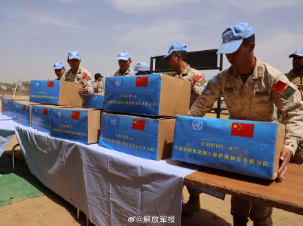 第四批赴阿卜耶伊维和直升机分队开展人道主义援助活动