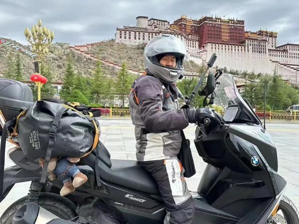 62岁“机车奶奶”单骑走天涯,“圈粉”无数 62岁“机车奶奶”单骑走天涯,“圈粉”无数