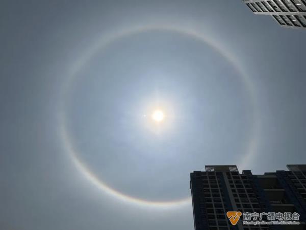 耀眼又漂亮！南宁上空出现超大日晕，你抬头看了吗？