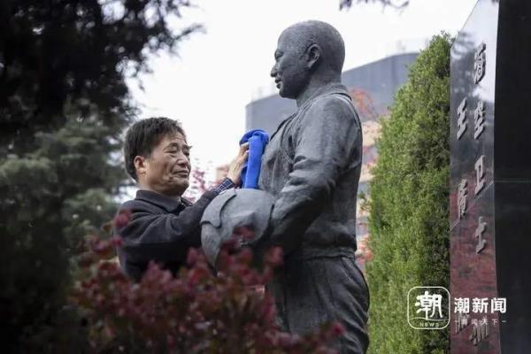 23年了!他的墓前又摆满了战机模型 23年了!他的墓前又摆满了战机模型