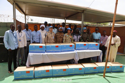 第四批赴阿卜耶伊维和直升机分队开展人道主义援助活动